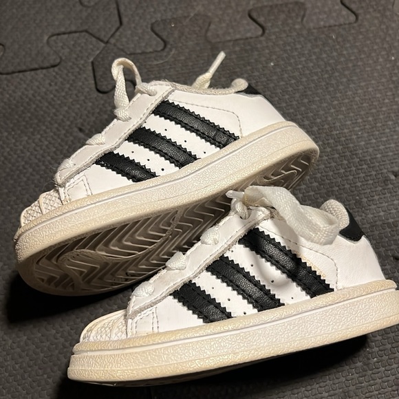 Adidas superstar baby size 5. Shell toe white and black - Picture 3 of 4